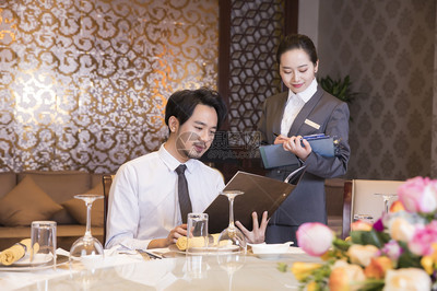 溫暖瞬間 酒店餐廳服務(wù)員的專業(yè)點(diǎn)菜服務(wù)